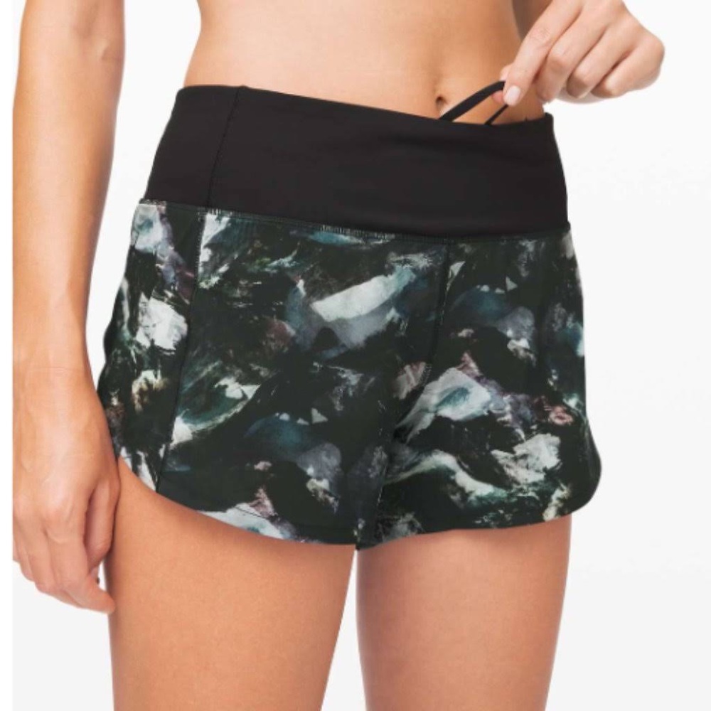 Lululemon Speed Up Short Long *4"
Glacier Camo Starlight Multi / Black
